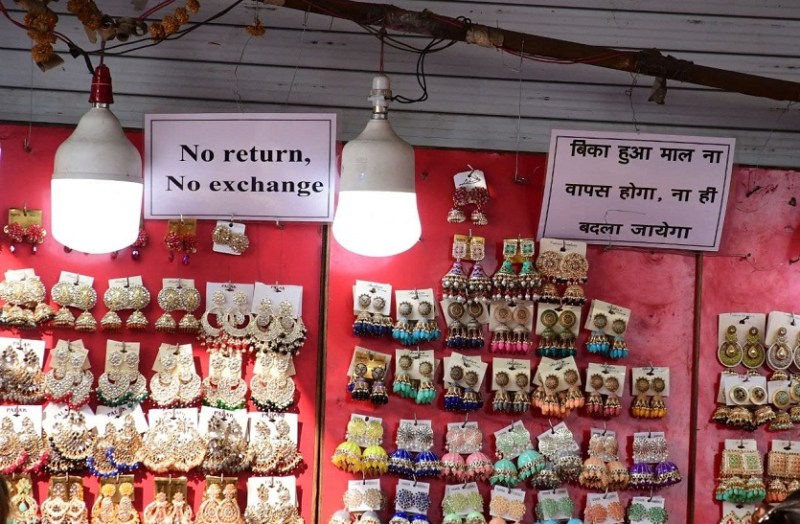 चेतावनी— बिका माल वापस नहीं होगा... जी नहीं जनाब, ग्राहक को सामान पसंद नहीं आया तो माल वापस लेना ही होगा