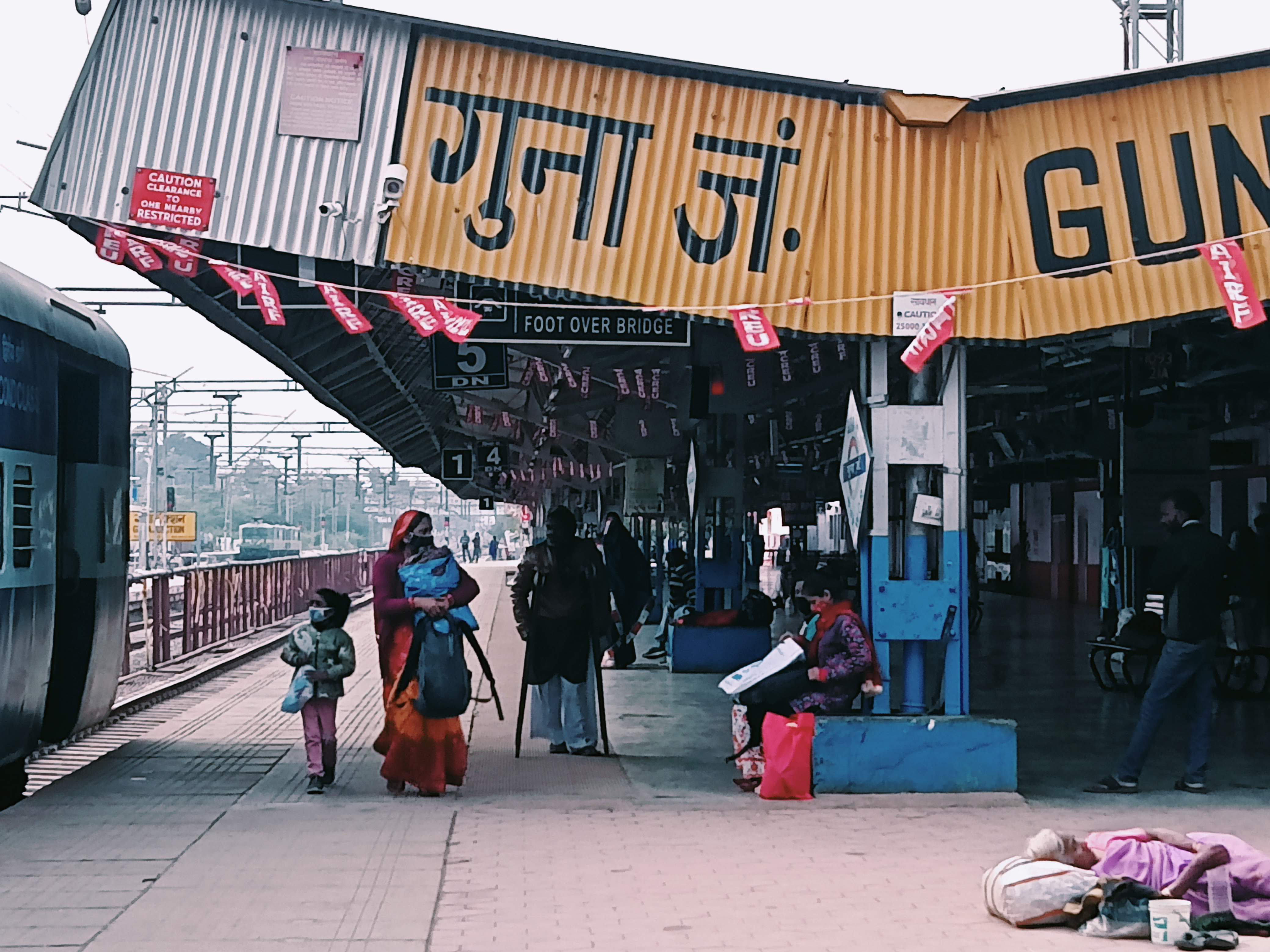 गुना रेलवे स्टेशन पर टिकट लेने में यात्रियों को आ रही परेशानी