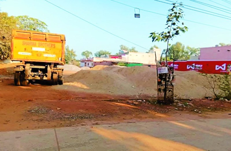 प्रशासन की सख्ती या ढील, खदानें बंद फिर भी धड़ल्ले से बिक रही रेत