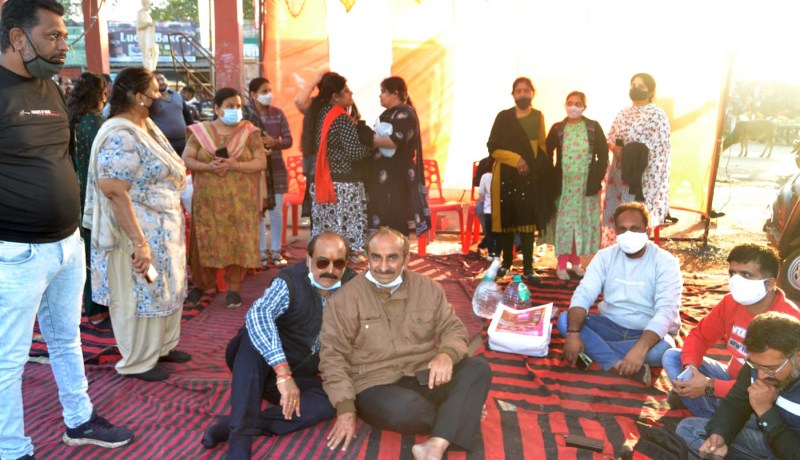 Political news यहां भाजपा नेता को सहपरिवार बैठना पड़ा धरने पर, जानिए क्यों...