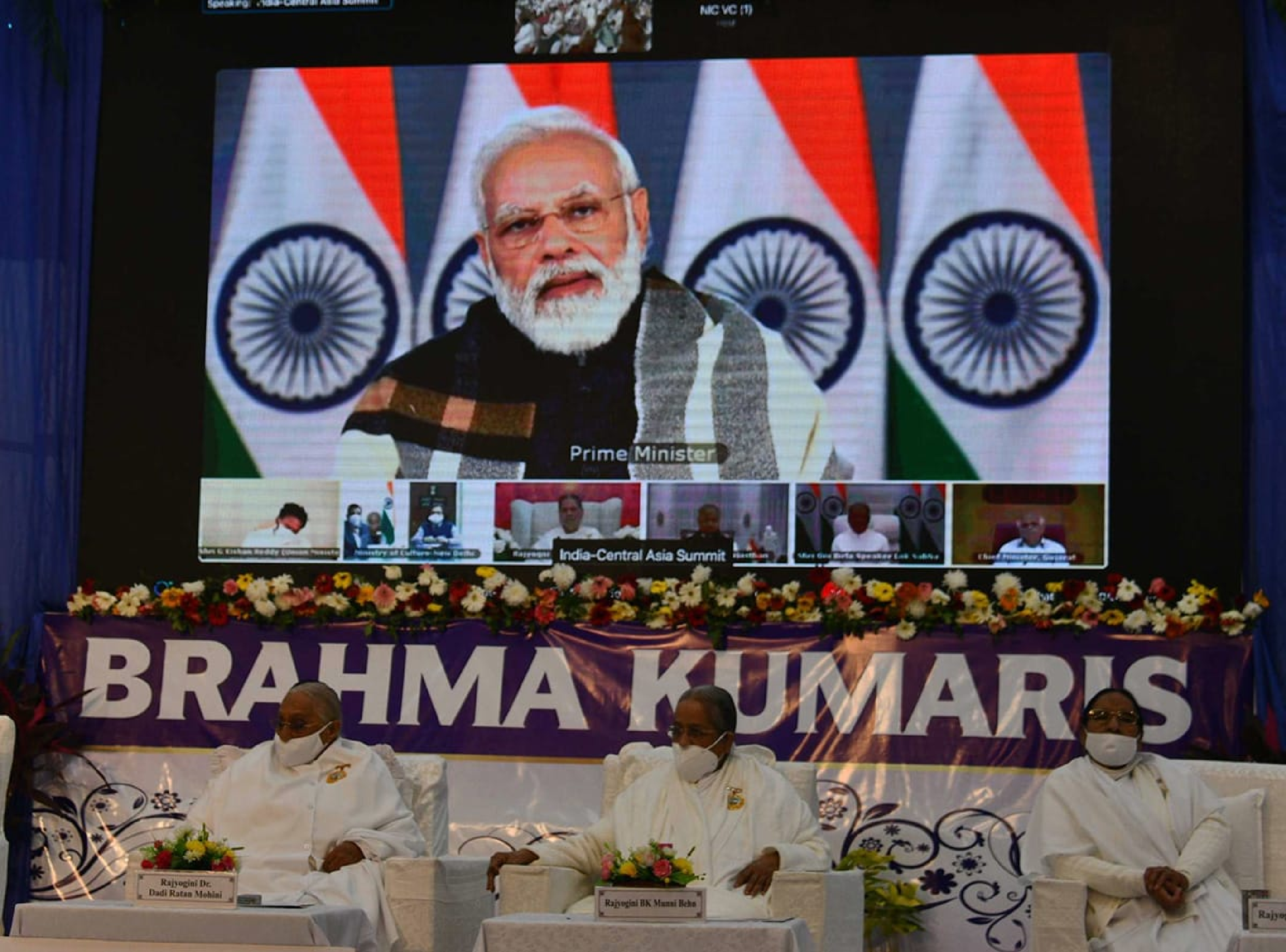 आबूरोड. शांतिवन में आयोजित आजादी के अमृत महोत्सव से स्वर्णिम भारत की ओर कार्यक्रम को सम्बोधित करते पीएम मोदी।