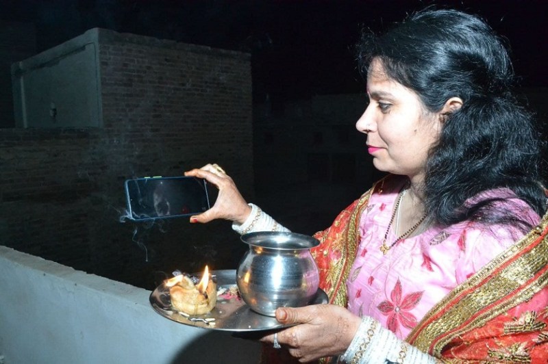 ठंड में ठिठुरते हुए रात भर रहा चांद के दीदार का इंतजार