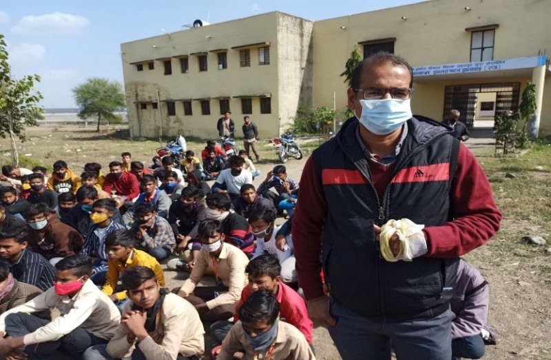 Jhalawar News : गुस्से में प्रधानाचार्य ने चबाया व्याख्याता का पंजा