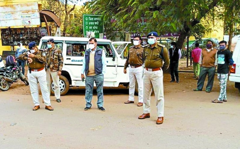 जनता को कोरोना से बचाते-बचाते खुद हो रहे संक्रमित