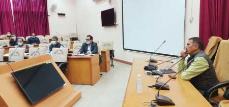 अवकाश के दिन कलक्टर ने ली अधिकारियों की क्लास, पूछा बताओ सब अपना काम