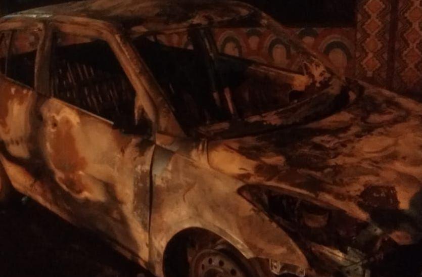 शिवसेना प्रमुख की चलती कार में धुआं निकला और लग गई आग