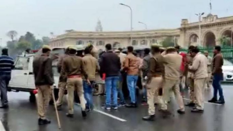 अखिलेश यादव के सामने आत्मदाह का मामला: मां ने विवेचना अधिकारी सीओ पर लगा गंभीर आरोप