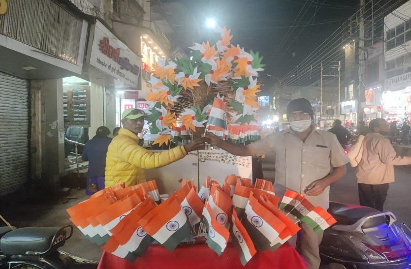 रिपब्लिक डे: तिरंगे व एसेसरीज से सजा बाजार
