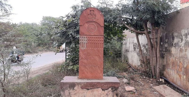 सडक़ किनारे उपेक्षित है संविधान की प्रस्तावना का स्मारक