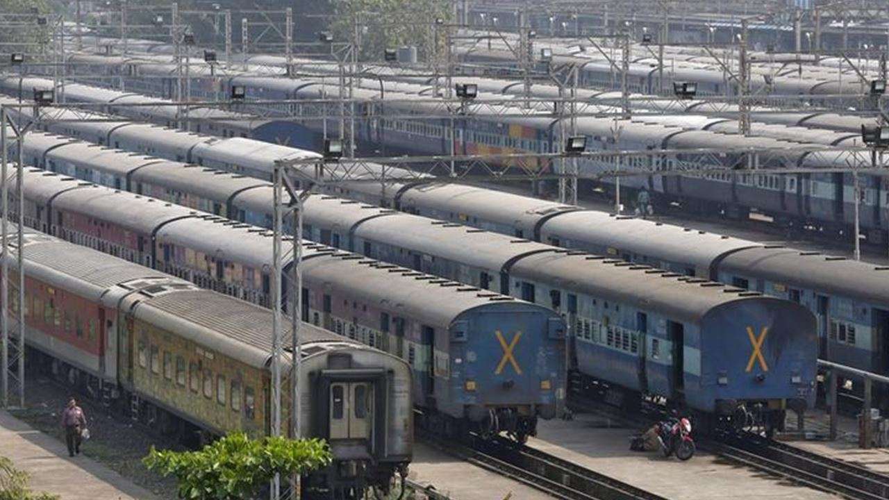 Indian Railways: रेलवे ने रखरखाव के चलते पिछले साल 35 हजार से ज्यादा ट्रेनें कीं रद्द