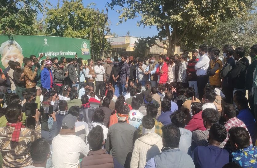 पुलिस के खिलाफ फूटा गुस्सा, ग्रामीणों ने किया धरना-प्रदर्शन
