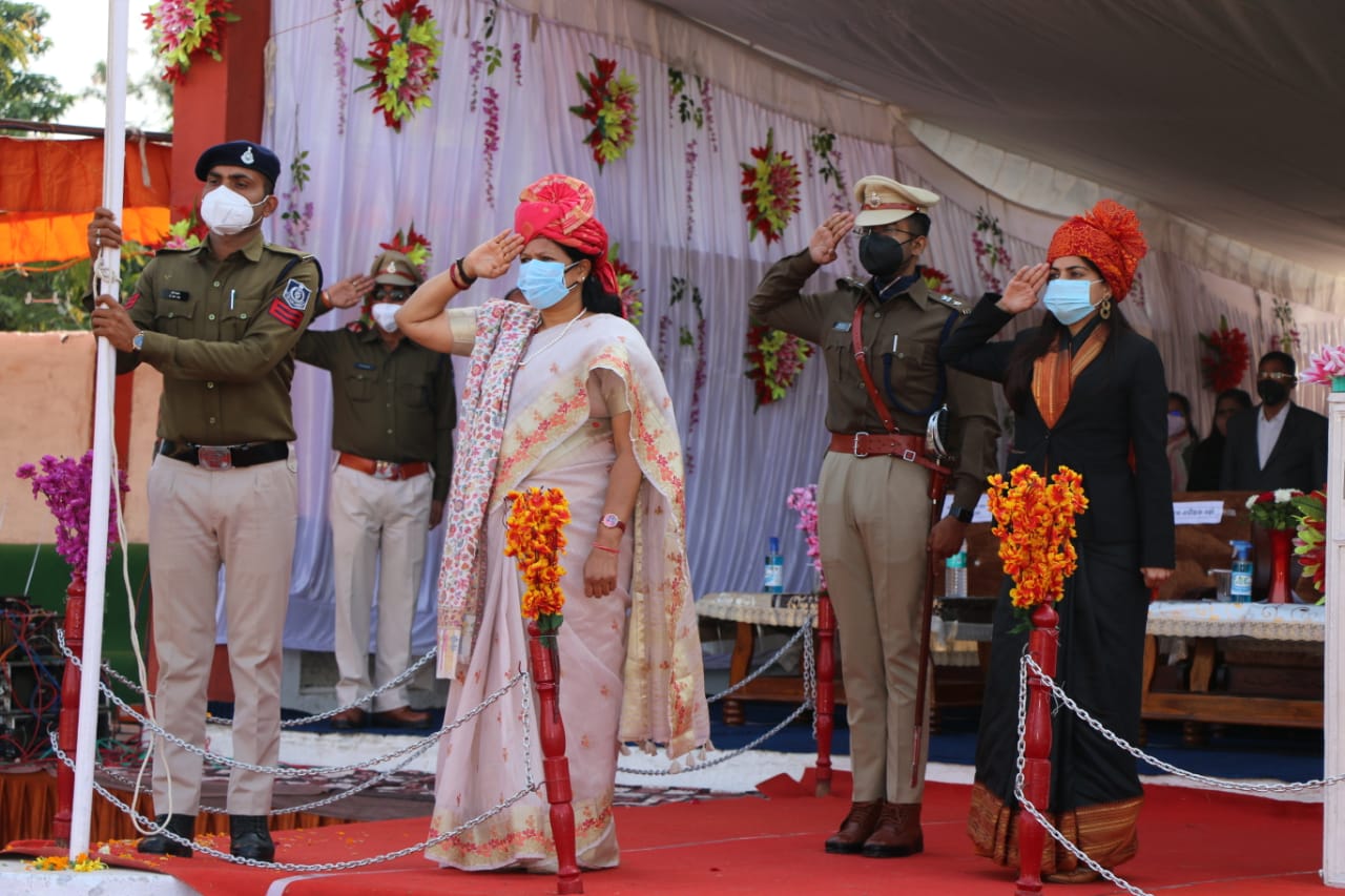 District in-charge minister saluted the parade by hoisting the flag, g