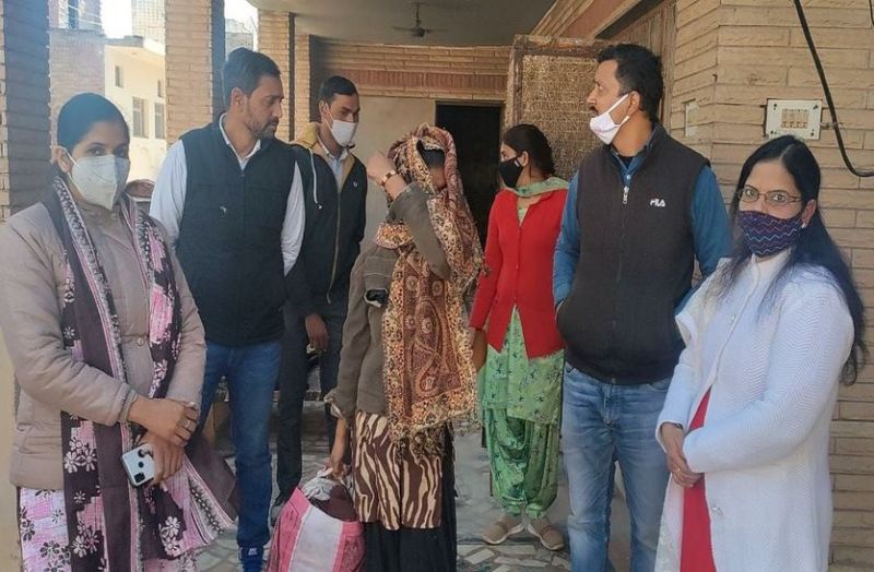 Police raided the house on the fear of prostitution, freed the hostage minor in the house.... watch video