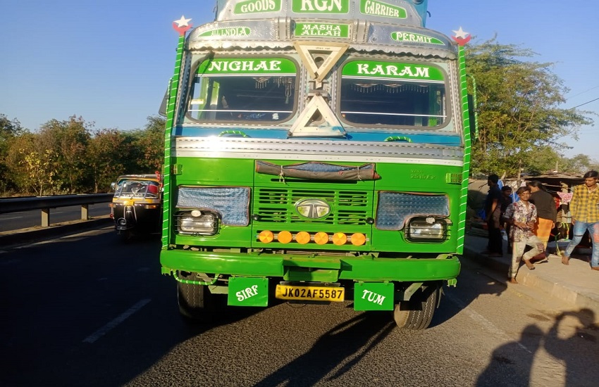 Gujarat Hindi News : ट्रक की चपेट में आने से बाइक सवार तीन भाइयों की मौत