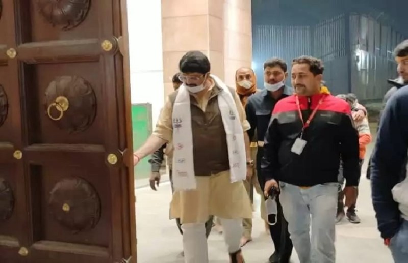 श्री काशी विश्वनाथ धाम का अवलोकन करते राजा भैया