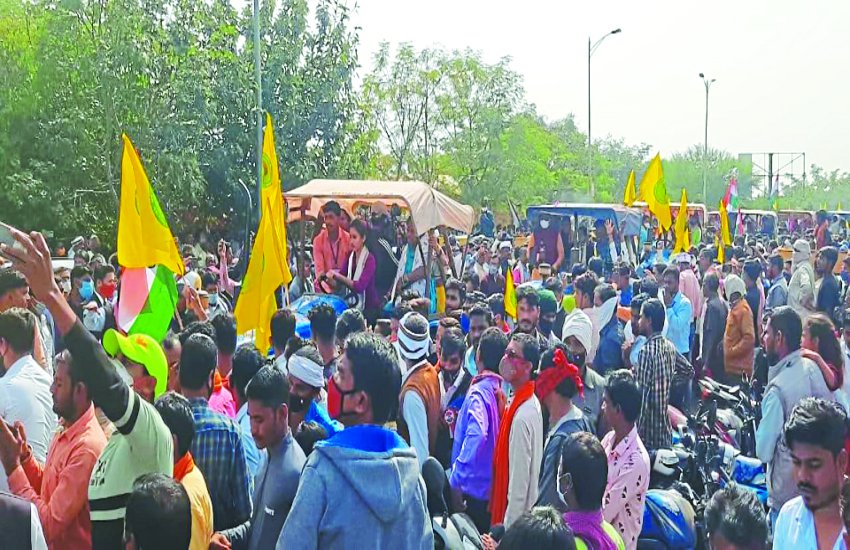 किसानों ने निकाली ट्रैक्टर रैली, बेटियों ने संभाली स्टेयरिंग