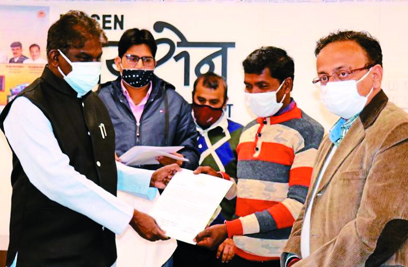 स्वास्थ्य मंत्री ने हितग्राहियों को दिए पीएम आवास स्वीकृति पत्र