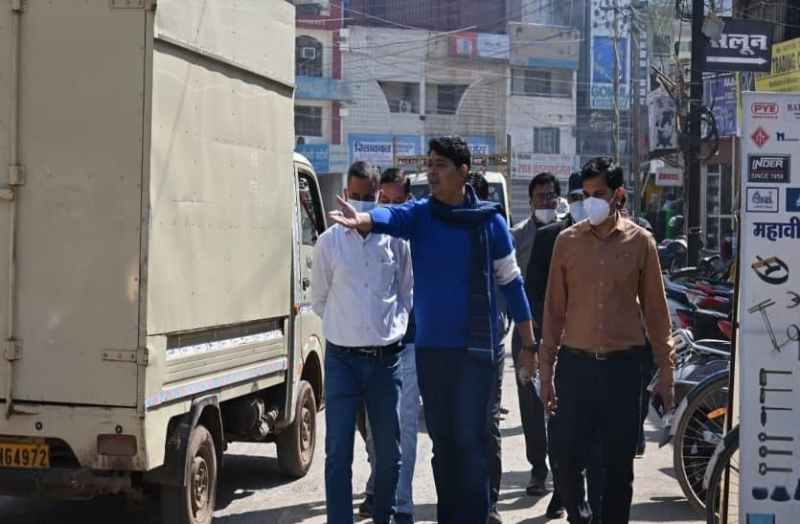 फीता काटने से पहले ही उखड़ गई 20 लाख की सडक़, अब दो अधिकारियों पर गिरेगी गाज