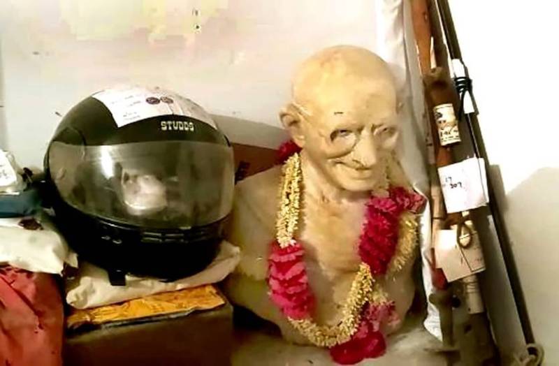 बरसों से पुलिस थाने के मालखाने में कैद पड़ी है बापू की प्रतिमा