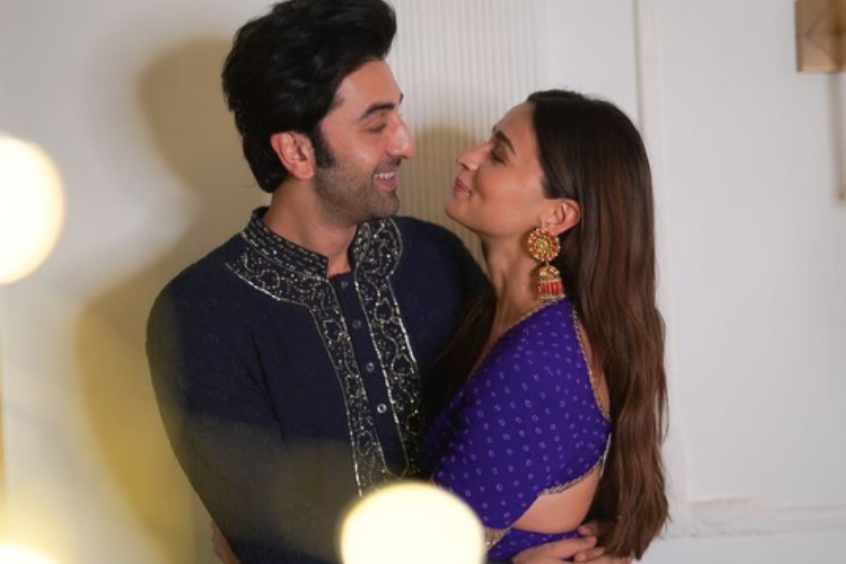 Alia Bhatt gets romantic in Ranbir Kapoor's arms, personal pic viral
