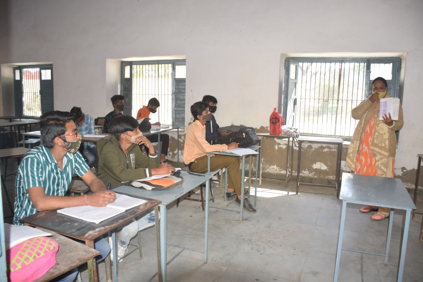 सरकार के आदेश के बाद से कक्षा 10वीं से 12 तक के विद्यालय मंगलवार से खुले इस दौरान पहले दिन स्कूलों में विद्यार्थियों की संख्या कम रही