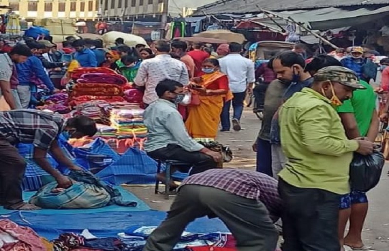 कलेक्टर कार्यालय के पास नहीं बैठने दिया गया हॉकरों को