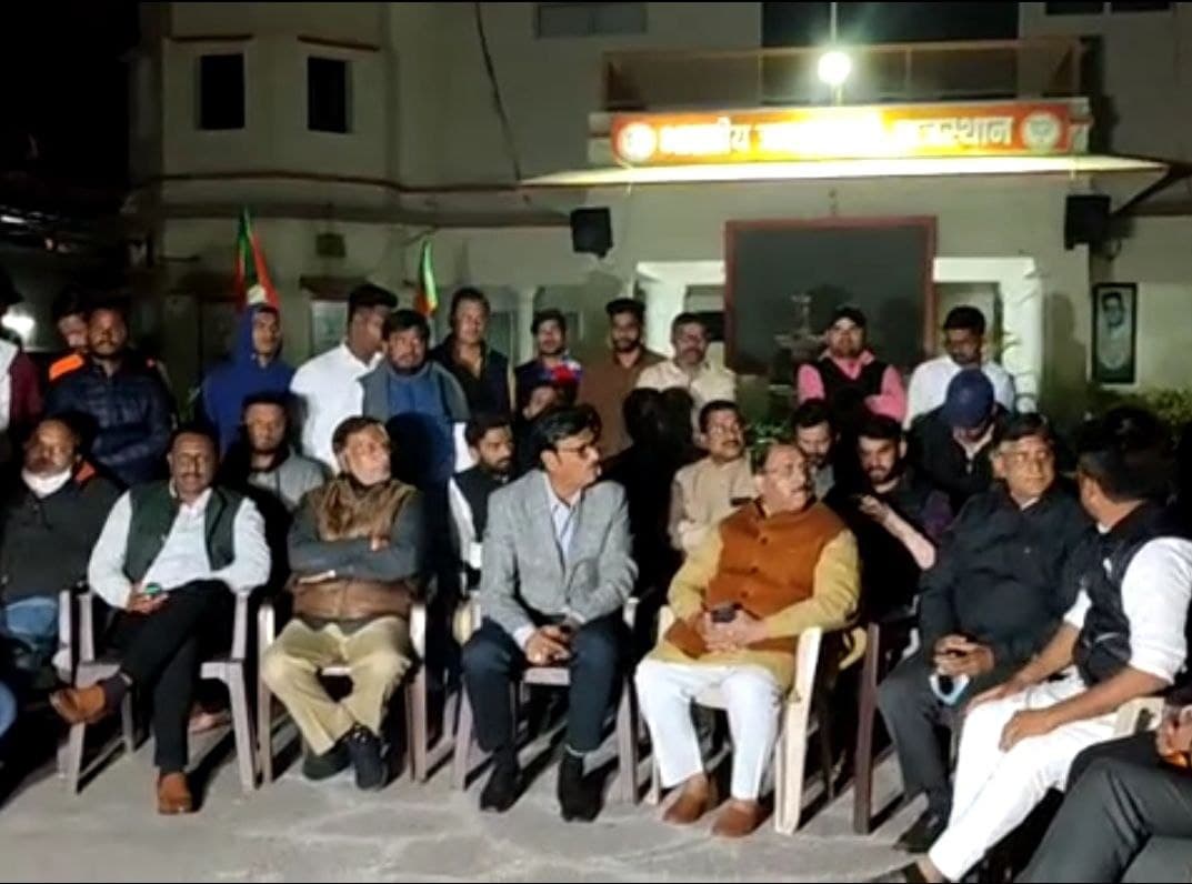 'नाथी का बाड़ा' ने मचाया सियासी बवाल, पुलिस ने भाजपा मुख्यालय को घेरा तो राठौड़ सहित कई नेता रात तक मुख्यालय पर डटे रहे