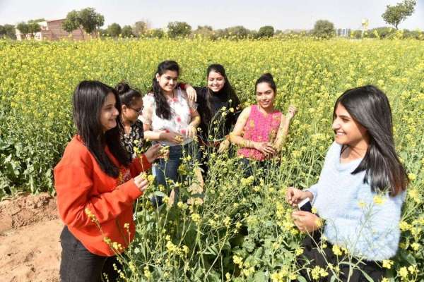 सरसों के बीच युवतियों ने किया एंजॉय...
