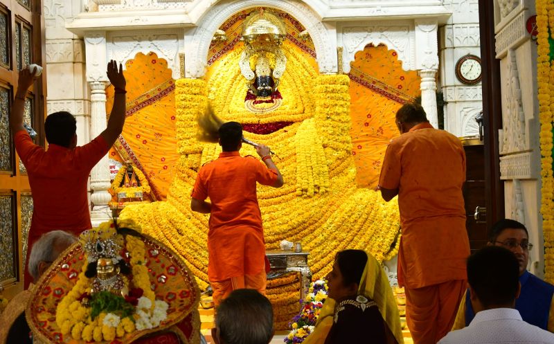 SHRISHYAM MANDIR, SURATDHAM: पीत रंग में रंगा बाबा श्याम का दरबार