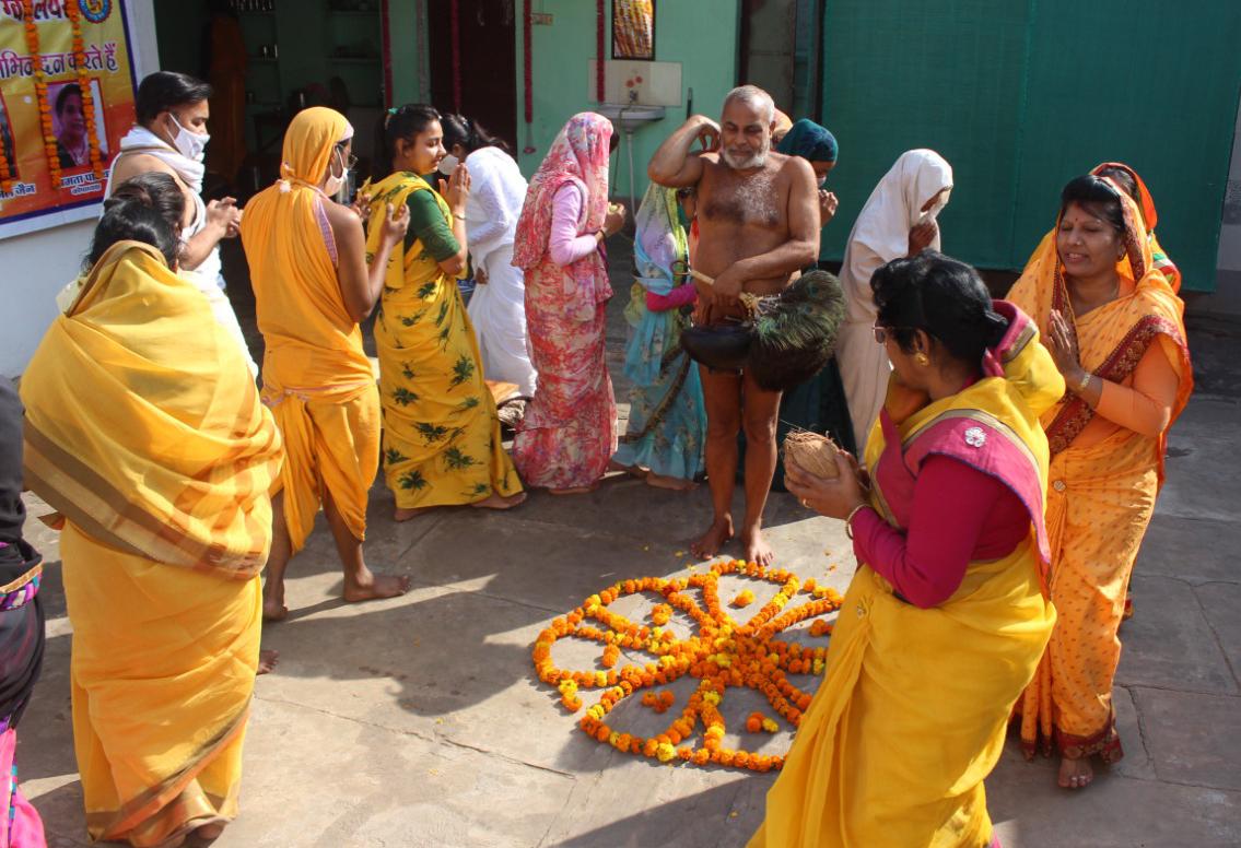 विदेशी पंरपरा को हमने लागू कर संस्कारों को पीछे छोड़ दिया: मुनिश्री