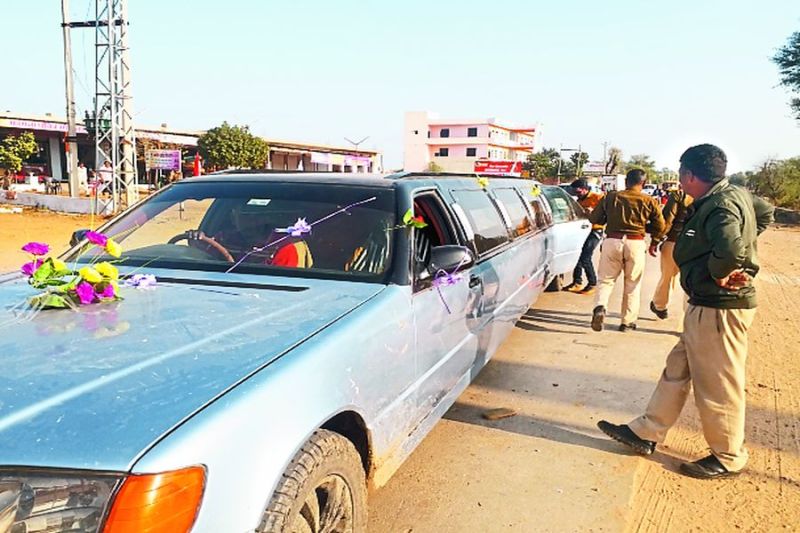 30 फीट लंबी गाड़ी में आया दूल्हा, लोगों में देखने की रही उत्सुकता
