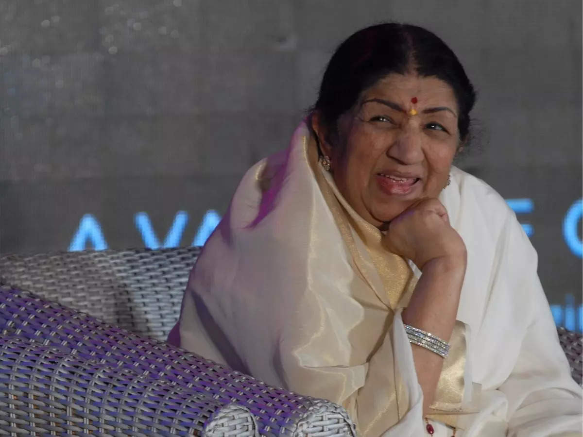 Asha Bhosle: Lata didi loved colours like pink and blue but always chose to  wear white