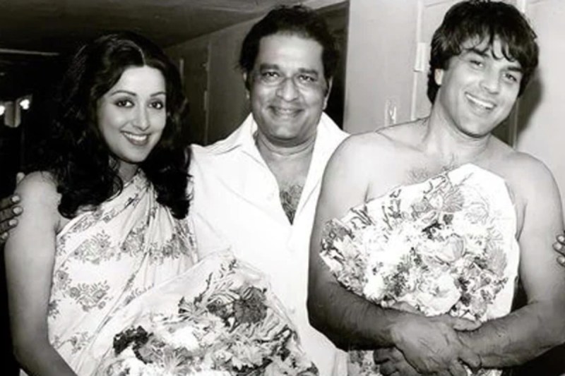 Dharmendra and Hema Malini wear a bedsheet dress, see photo here