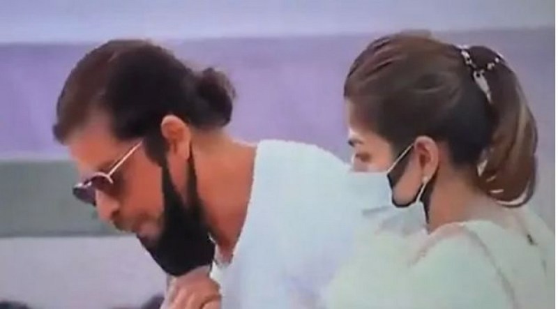 सोशल मीडिया पर छिड़ा घमासान, शाहरुख खान ने लता मंगेशकर की श्रद्धांजलि में दुआ के बाद फूंका या थूका?