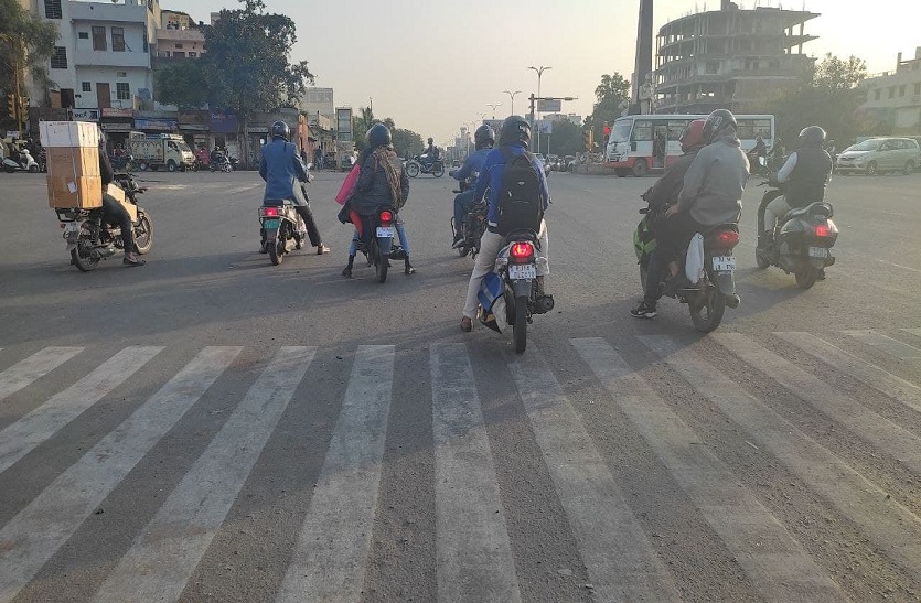 ट्रैफिक रूल्स को लेकर लोगों में है भ्रांतियां, गलती करने के बाद उसे मानते नहीं