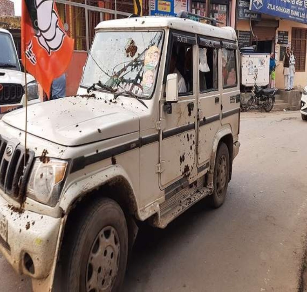 UP Assembly Elections 2022 : बागपत में भाजपा प्रत्याशी के काफिले पर पथराव कर गोबर फेंका,पुलिस पर भी हमला