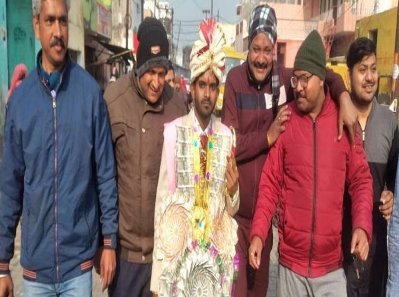 UP Assembly Elections 2022 : सेहरा और शेरवानी पहनकर मतदान करने पहुंचा दुल्हा बलराम,3070 बूथों पर डाले जा रहे वोट