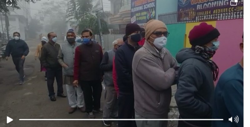 UP Assembly Elections 2022 : कोहरे के बीच शुरू मतदान में ईवीएम खराब होने पर हंगामा,दो घंटे में हस्तिनापुर में पड़े 10 प्रतिशत वोट