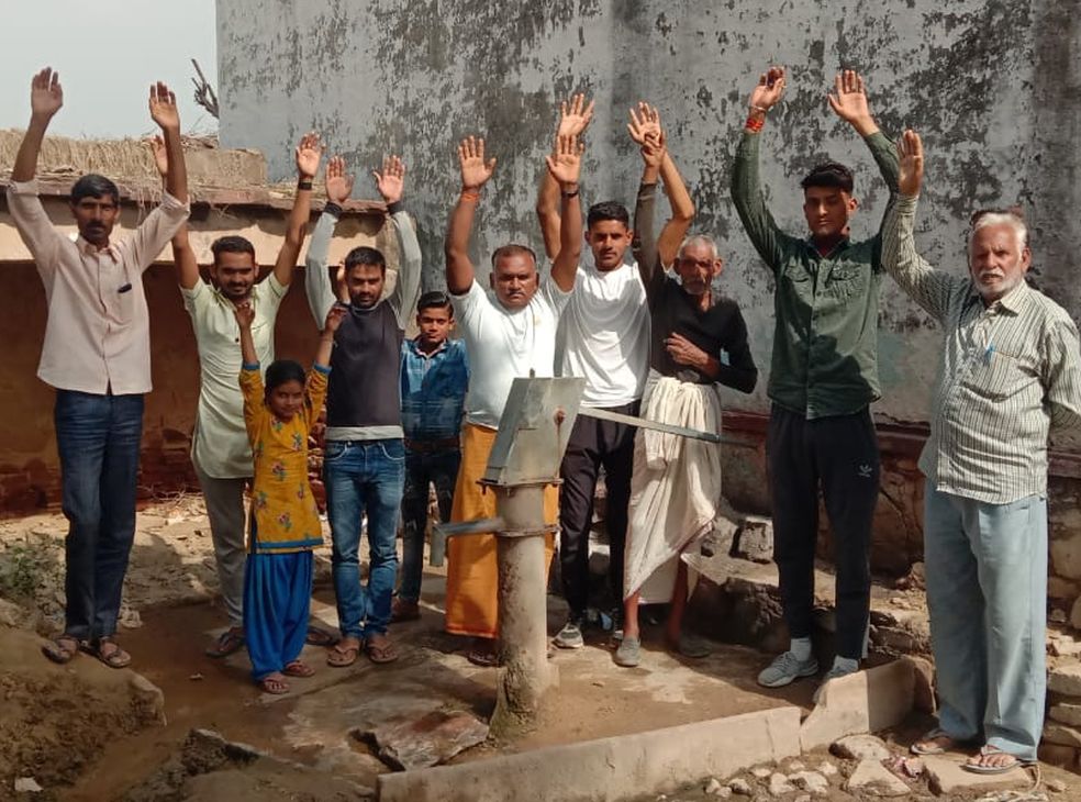 मुसीबत भरा गांव मौसलपुर: एक हैण्डपम्प, उसका भी पानी खारा, अब वह भी खराब