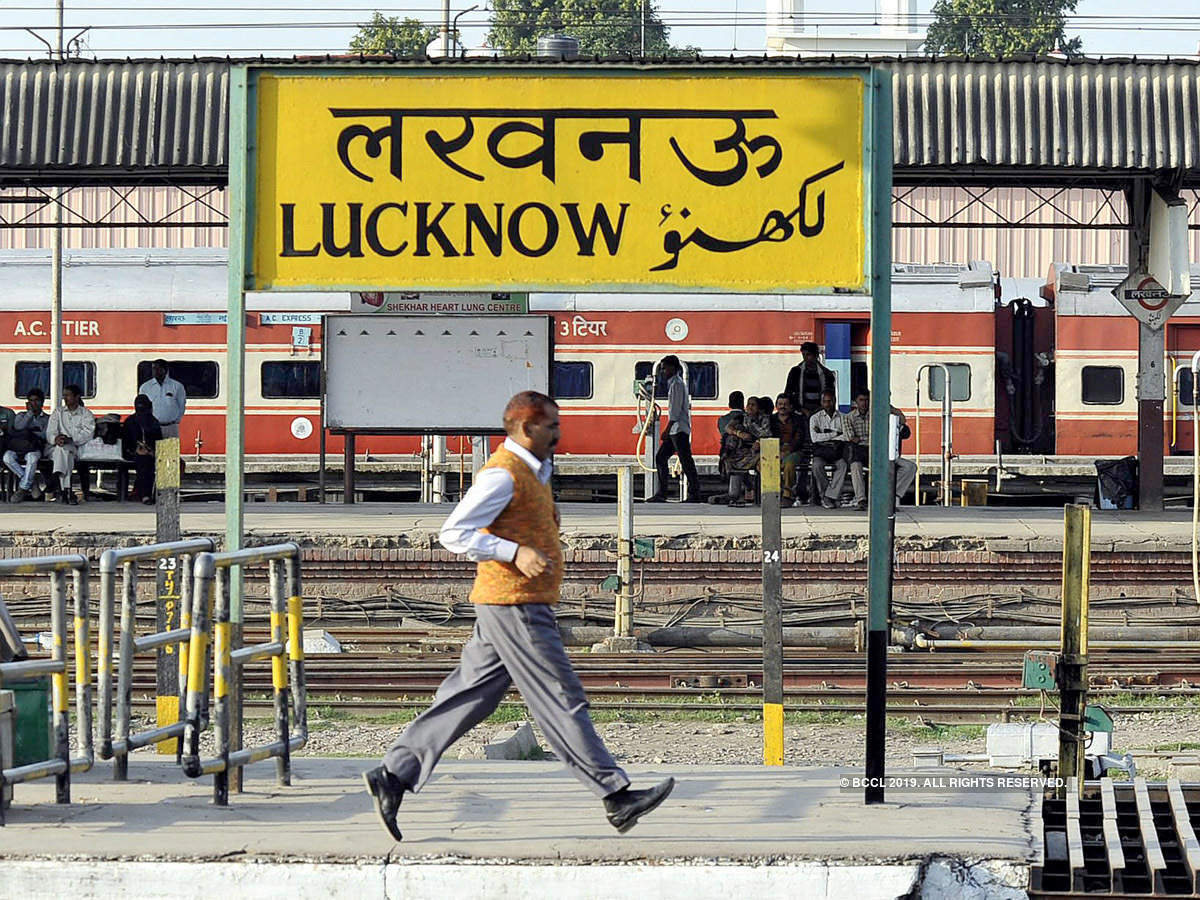 क्यों पीले रंग के बोर्ड पर ही लिखा होता है रेलवे स्टेशन का नाम? 