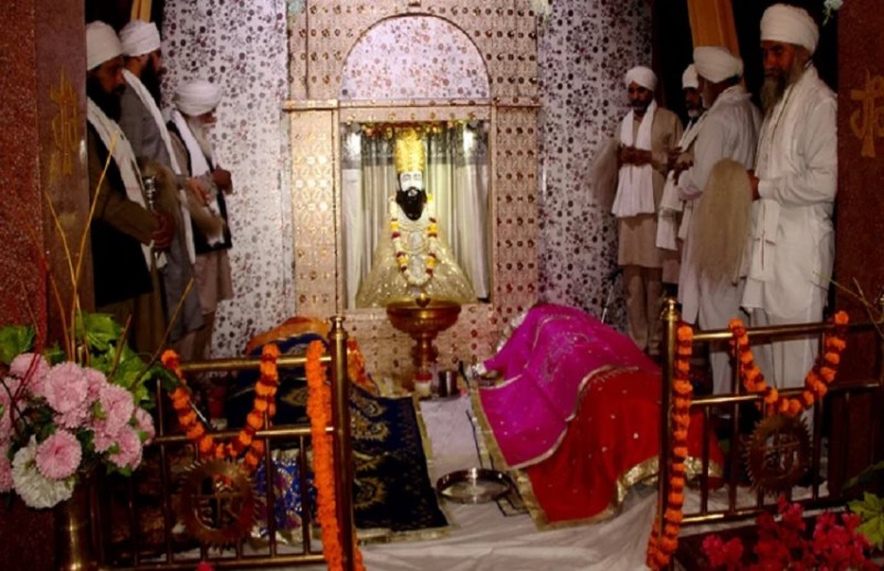 संत रैदास जयंती पर सीरगोवर्धनपुर में मत्था टेकते नेता