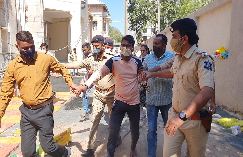 Gujarat Hindi News : भाई-भाभी की हत्या करने वाले दोषी को सुनाई फांसी की सजा