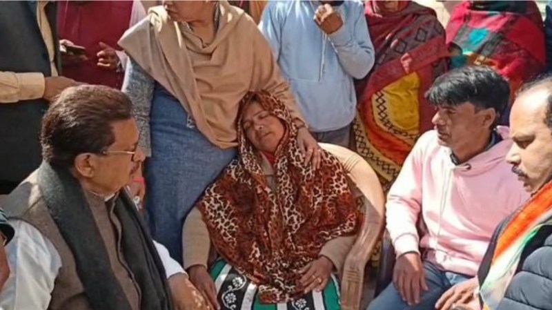 प्रियंका गांधी ने मोबाइल पर की मृतका की मां से बातचीत, पीएल पुनिया ने कहा 24 घंटे बाद भी नहीं मिली पीड़ित परिवार को सुरक्षा