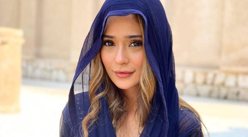 Sara Khan's old video on burqa controversy is going viral
