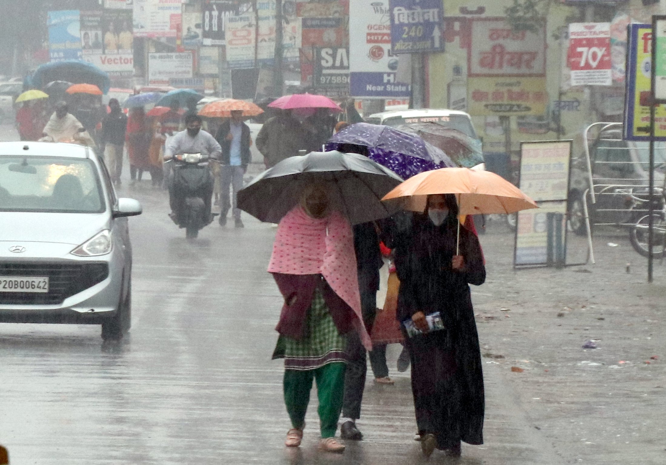 यहां बारिश में छाता लगाने पर भी देना होगा चालान