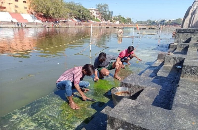 Shramdaan at Ramghat in Ujjain so that the devotee is not injured