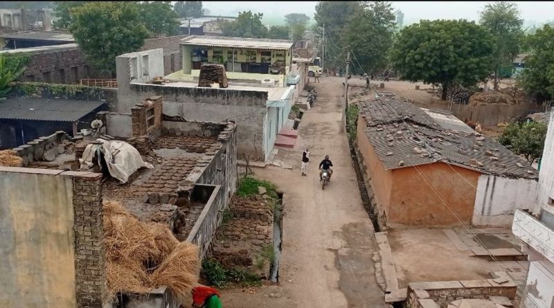 Aao gaon chale: तालाब व छतरियों ने चितावा गांव को एक अलग पहचान