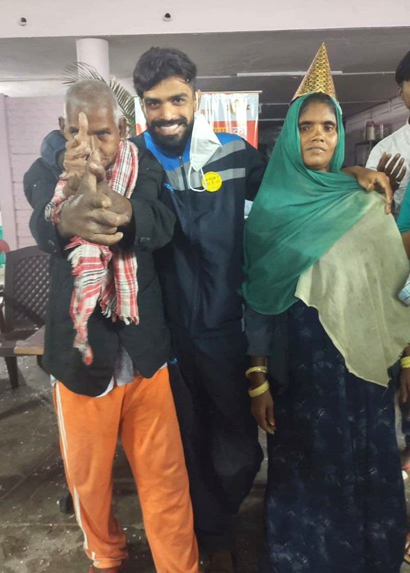 एक प्यार ऐसा भी, जिन बुजुर्गों और विक्षिप्तों को परिवार ने ठुकराया उनके लिए इंजीनियर अमित बन गया वैलेंटाइन