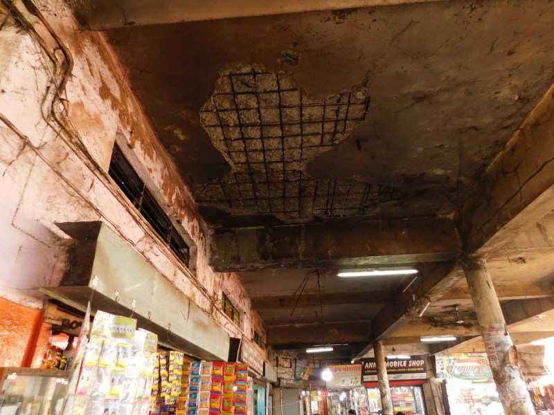 नहीं कराया मेंटेनेंस तो गिरने लगा छज्जा,अव्यवस्था से गिरा बस स्टैंड