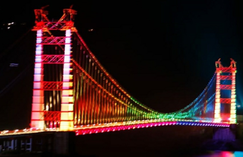 suspension bridge  (symbolic photo)